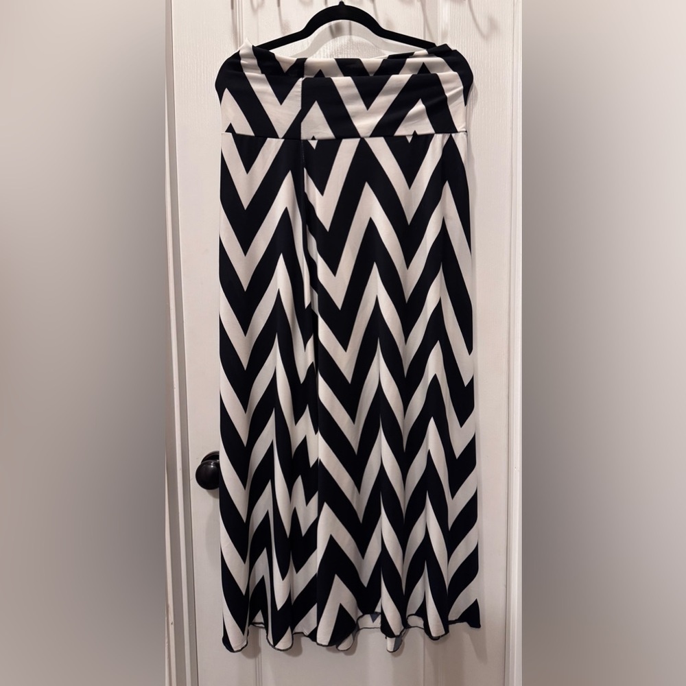 Black and white chevron print skirt